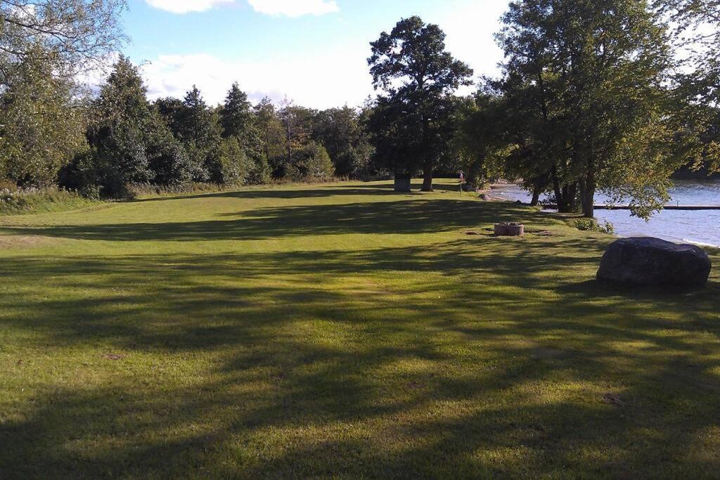 Holiday home - Naera Naturen, 3 Km Centrum, Elbilsladdning Finns Pa Tomten - Privat Vaerd Motala